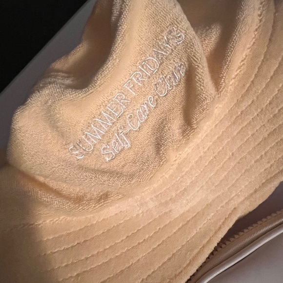 Summer Fridays Bucket hat & Makeup Bag - Picture 2 of 8